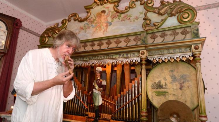 Harry Natuschka bläst in seinem Privatmuseum in Schwarmstedt bei Walsrode in eine Orgelpfeiffe. Die Jahrmarkt-Orgel des französischen Orgelbauers Gasparini zählt zu seinen rund 90 selbstspielenden Musikintrumenten. 