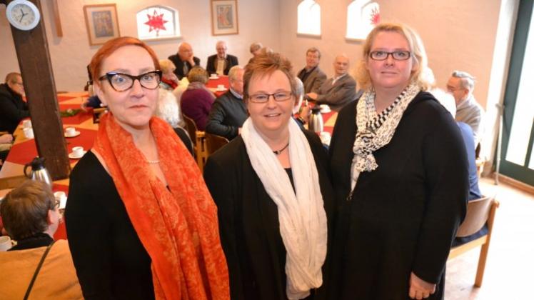Irene Schlawin (Mitte) umrahmt von Susanne Bruns (links) und Uta Brahms. Die 54-Jährige ist vom Gemeindekirchenrat zur Nachfolgerin von Pastor Kalisch gewählt worden. Archivfoto: Antje Cznottka