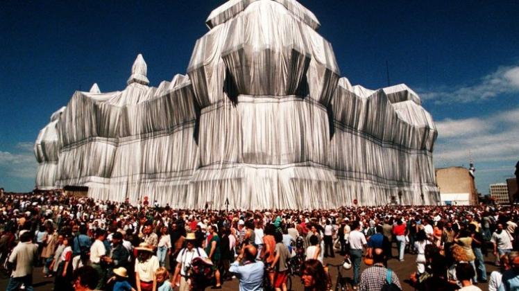 Eingepackter Reichstag: Am 25. Juni 1995 vollendete das Künstlerehepaar Christo (heute 80 Jahre alt) und Jean-Claude (2009 gestorben) die Verhüllung des Reichstags. Die Aktion lockte Millionen Besucher in die Hauptstadt. 
