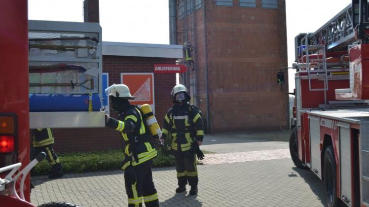 Ganderkeseer Feuerwehrleute im Einsatz bei einer Tischlerei an der Dehlthuner Straße in Ganderkesee. 