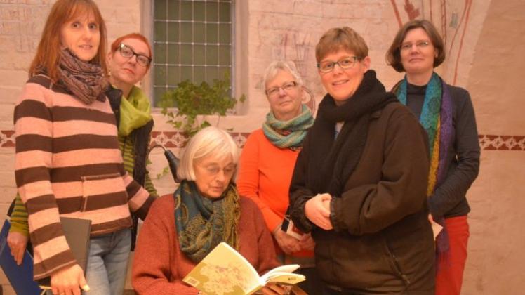 Sie organisieren und lesen die Geschichten zum Advent: (von links) Andrea Treiber, Susanne Bruns, Elke Mestemacher, Erika Treiber, Rike Hollmann und Cornelia Mühlenfeld. 