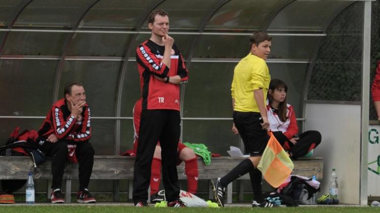 Hat mit seiner Mannschaft das Halbfinale des Fußball-Kreispokals erreicht: Arend Arends (Mitte), Trainer des VfL Wildeshausen II. 
