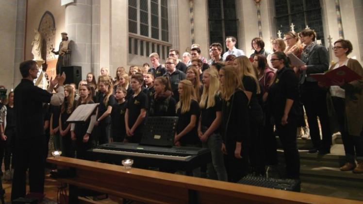 Klangvoll breiteten sich die schönen Stimmen der Chöre des Harener Gymnasiums in der Rütenbrocker Kirche aus. 