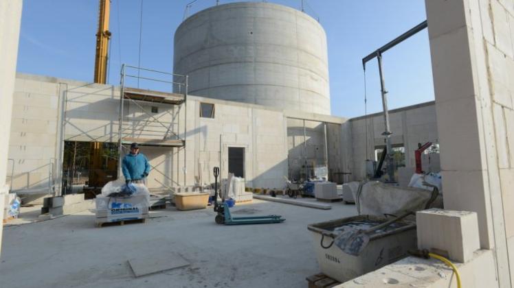 Der Rohbau des Reaktors und des Technikgebäudes der Haselünner Kläranlage werden in Kürze fertig sein. 