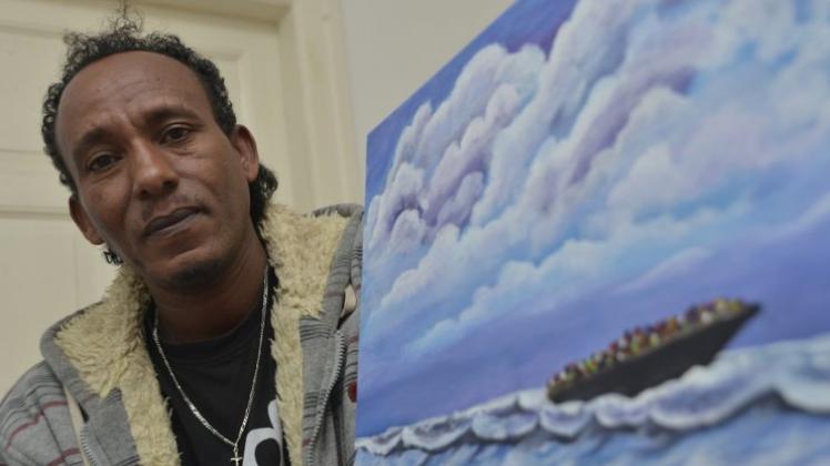 Unwirklich erscheinendes und doch authentisches Bild: Zere mit seinem Gemälde von der Überfahrt aus Tunesien nach Italien.