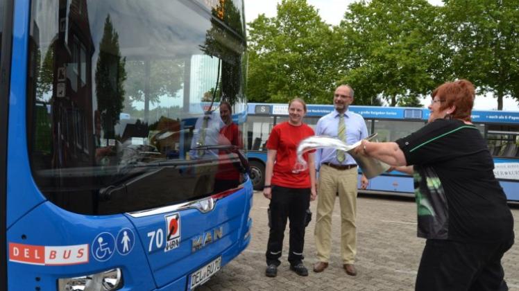 Marlis Düßmann (re.) taufte am Dienstag den neuen Bus. Werkstattmeisterin Nadine Riedemann und Geschäftsführer Carsten Hoffmann schauten zu. 