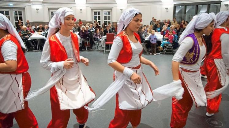 Gruppen wie im Vorjahr diese Tänzerinnen aus Mazedonien sollen am zweiten Tag des Fests der Kulturen für eine heitere Stimmung in der Markthalle sorgen. Archivfoto: Andreas Nistler