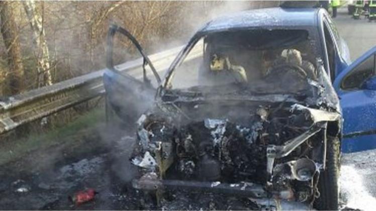 Böse Weihnachtsüberraschung: Ein Fahrzeug brannte auf der A 28 im Bereich der Gemeinde Hude aus. 
