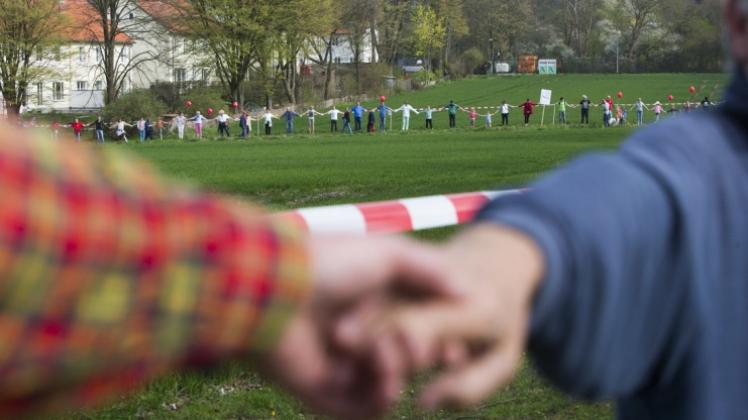 Symbolträchtig: Im März 2014 reichten sich die Gegner der Westumgehung im Protest die Hand, jetzt wollen Gegner und Befürworter Hand in Hand den Druck auf die Politik erhöhen.