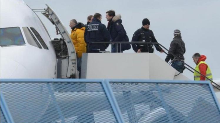 Abgelehnte Asylbewerber steigen in ein Flugzeug. 