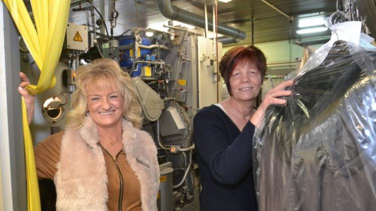 Haben es gerne sauber: (von links) Carmen Düßmann und ihre Mitarbeiterin Marion Meyer gewähren im Hinterraum der Chemischen Reinigung einen Blick auf die Technik der Trockenmaschine. 