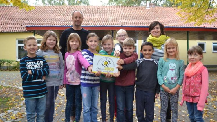Schulleiter Torsten Karp und Lehrerin Swantje Kruck freuen sich gemeinsam mit den Schulsprechern der Grundschule Bungerhof-Hasbergen über die Auszeichnung