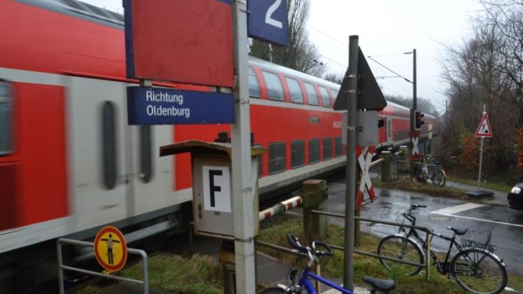 Der Bahnübergang in Hoykenkamp: Weil es zu wenige Abstellplätze gibt, werden Räder selbst im Sicherheitsbereich angekettet. Die Gesellschaft für neue Bahnhöfe hält den Hoykenkamper Bahnhalt für den „ältesten und unattraktivsten im gesamten VBN-Gebiet“. Der Bahnübergang in Hoykenkamp: Weil es zu wenige Abstellplätze gibt, werden Räder selbst im Sicherheitsbereich angekettet. Die Gesellschaft für neue Bahnhöfe hält den Hoykenkamper Bahnhalt für den „ältesten und unattraktivsten im gesamten VBN-Gebiet“.
