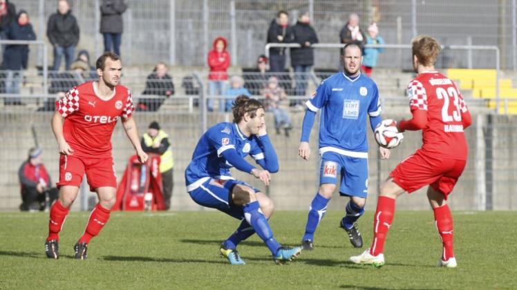 Eine gute Rolle spielten die Meppener Neuzugänge Dennis Geiger (2.v.l.) und Martin Hudec in der Innenverteidigung beim 0:0 im Testspiel beim Zweitligisten Fortuna Düsseldorf. 