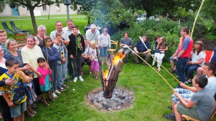Stockbrot am Lagerfeuer im Hinterhof des Klosters Malgarten - das lieben rumänische und deutsche Kinder gleichermaßen. 