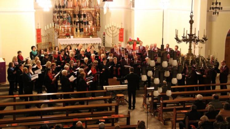 Der Kirchenchor St. Johann, der Frauenchor St. Cäcilia und der Malteserchor Bockhorst sangen das Abschlusslied des Adventskonzerts in Esterwegen gemeinsam. 