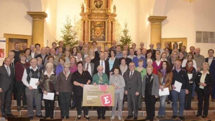 79 aktive Ehrenamtler aus dem Landkreis Osnabrück haben in Hagen die Goldene Ehrenamtskarte verliehen bekommen. 