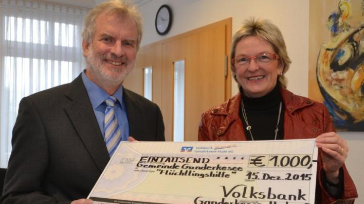 Hermann Brandt überreichte Bürgermeisterin Alice Gerken-Klaas im Rathaus den symbolischen Spendenscheck. 