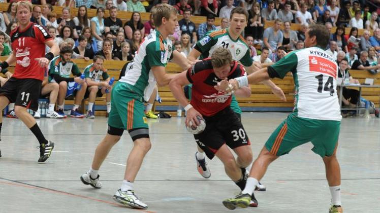 Energisch durchgetankt: Kreisläufer Christopher Hartwig (am Ball) setzt sich gegen (von links) Ólafur Gudmundsson, Maurice Dräger und Joakim Hykkerud durch. 