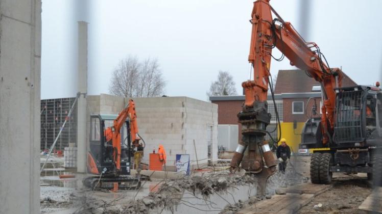 Zwei Wochen nach dem Unglück am Inkoop-Neubau in Delmenhorst dauern die Aufräumarbeiten an. 