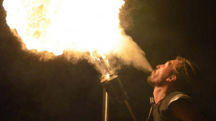 Die Evil Flames heizten dem Publikum am Glockensee in Bad Laer mit einer spektakulären Feuershow ein. 
