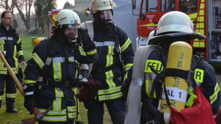 Die Axt in der Hand, den Schlauch über die Schulter gelegt: Feuerwehrleute aus Falkenburg haben gestern mit den weiteren fünf Ortsfeuerwehren, dem THW Hude-Bookholzberg und der Armstrong Werkfeuerwehr in Habbrügge unter Atemschutz geübt. Die Axt in der Hand, den Schlauch über die Schulter gelegt: Feuerwehrleute aus Falkenburg haben gestern mit den weiteren fünf Ortsfeuerwehren, dem THW Hude-Bookholzberg und der Armstrong Werkfeuerwehr in Habbrügge unter Atemschutz geübt.