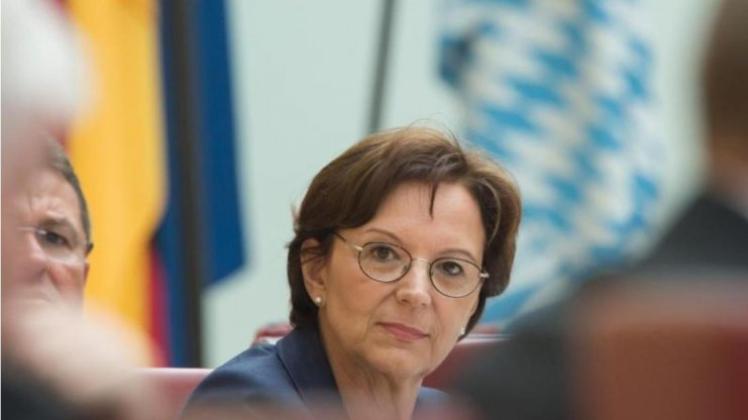 Die bayerische Sozialministerin Emilia Müller (CSU) fordert eine Verschärfung der Sozialgesetzgebung. Mit der Verschärfung solle ein kürzlich ergangenes Grundsatzurteil des Bundessozialgerichts zugunsten der Sozialhilfe für EU-Bürger faktisch wieder aufgehoben werden. 