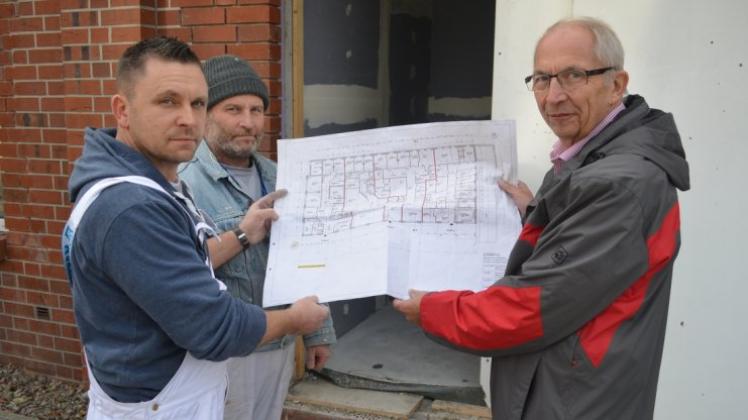 Voll im Plan: (von links) Tomasz Tomzinski und Jaroslaw Grajcar informieren Investor Wilfried Reiners über den Baufortschritt im ehemaligen Aldi-Gebäude in Ganderkesee. Dort entsteht derzeit ein Dienstleistungszentrum mit dem Schwerpunkt Gesundheit und Therapie. 