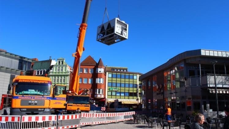 70 Tonnen wiegt der Kran, der seit dem frühen Donnerstagmorgen auf dem Delmenhorster Marktplatz steht. Die Arbeiten mussten unterbrochen werden. 