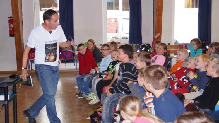 Stefan Gemmel besuchte während seiner Lesereise auch die Grundschule Bad Essen. 