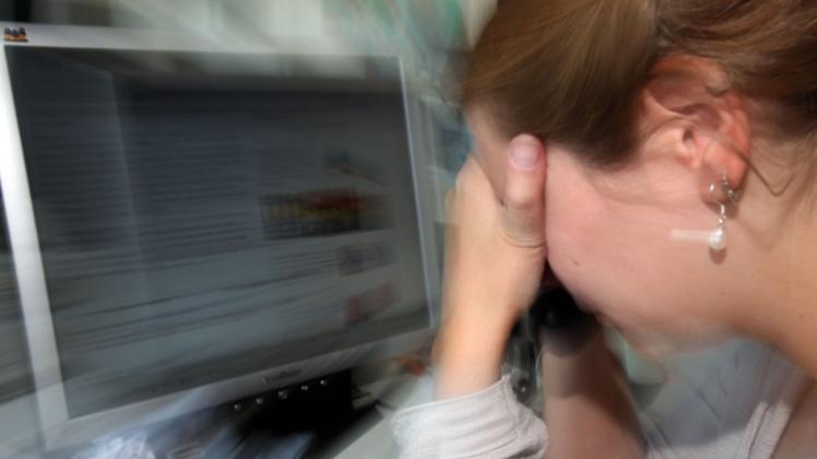 Erschöpfungszustand vor dem Computer: Statistiken zufolge sind eher Frauen durch Burnout gefährdet. Symbolfoto: dpa
