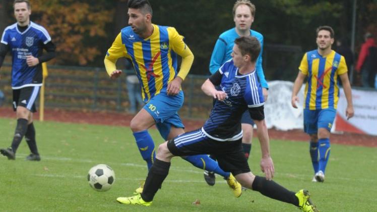 Fuhr mit seinem Team den zwölften Saisonsieg ein: Musa Karli (Mitte, im Spiel gegen den TuS Obenstrohe). Der SV Atlas Delmenhorst gewann bei Frisia Wilhelmshaven mit 3:1. (