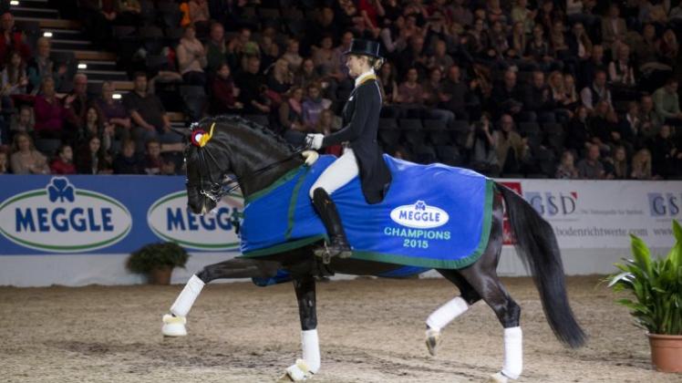 Freute sich über den Sieg im Grand Prix Special: Beatrice Buchwald aus Rheinberg war mit Weihegold beim Agravis Cup in der Oldenburger EWE Arena erfolgreich. 