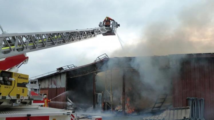 Bei dem Großbrand waren mehr als 100 Feuerwehrleute stundenlang im Einsatz. 