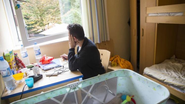 Ein syrischer Flüchtling in seinem Zimmer des Flüchtlingsheims in Bad Iburg. 