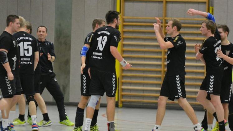 Sieg im Spitzenspiel: Die Landesliga-Handballer der TS Hoykenkamp feiern ihren Heimsieg über die HSG Barnstorf/Diepholz II. 