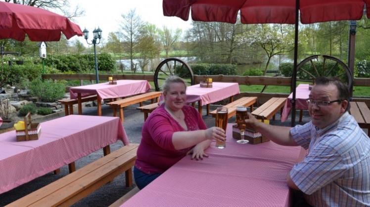 Petra und Michael Gallo vom Hotel Gut Hasport eröffnen am 1. Mai ihren neuen Biergarten in Sichtweite zum Hasportsee. Wenn es regnen sollte, werden darüber zwei Großzelte aufgebaut. 