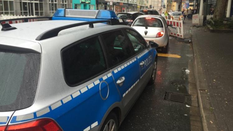 Vier auf einen Streich: Die Polizei stoppte am Dienstag Autofahrer, die sich über die Neumarkt-Sperrung hinwegsetzten. 