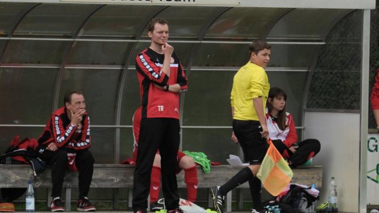 Erfolgreich: Arend Arends (Mitte), Trainer des Fußball-Kreisligisten VfL Wildeshausen II, hat mit seinem Team die Punkte 24 bis 25 geholt. Der VfL gewann gegen den TSV Großenkneten mit 2:0. 