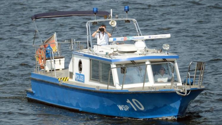 Die Wasserschutzpolizei bittet um sachdienliche Hinweise zur illegalen Entsorgung von Autoreifen im Küstenkanal in Wardenburg. 