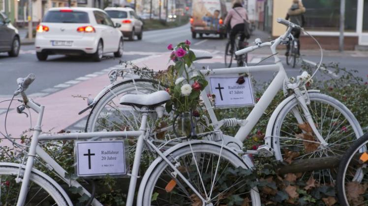 An der Kreuzung Johannistorwall und Kommenderiestraße in Osnabrück erinnern Ghostbikes an ums Leben gekommene Radfahrer. 