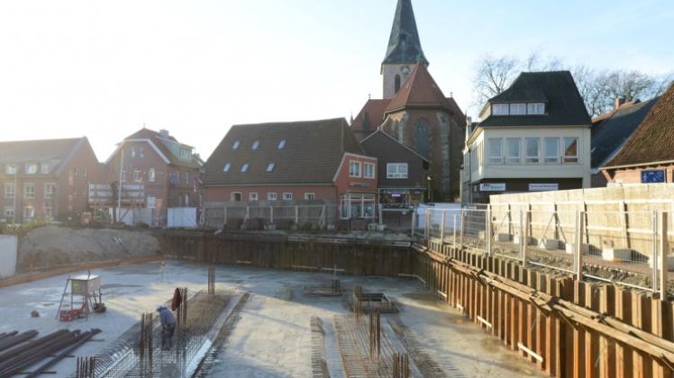 Die Stahlbewehrung für die Betonarbeiten und Torstahl für die Deckenstützen des Neubaus am Haselünner Krummen Dreh/Hasestraße werden derzeit errichtet. 