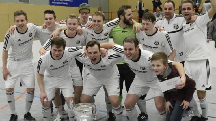Verdienter Indoor-Cup-Sieger 2015: Die Sportfreunde Lechtingen feiern den Triumph in Belm. Fotos: Hermann Pentermann
