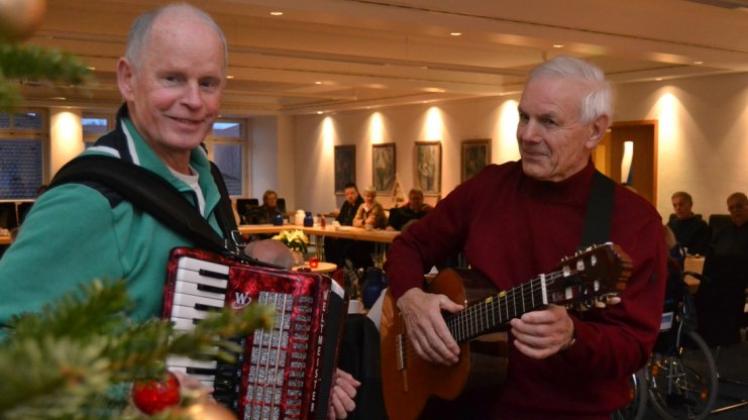 Günter Stolle, Akkordeon, und Horst Steppat, Gitarre, haben die A.S.G.-Feier mit Weihnachts- und Volksliedern bereichert. 