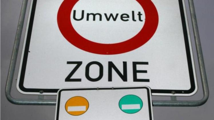 Bei Stufe 2 sind Autos mit roter Plakette ausgeschlossen, Fahrzeuge mit grüner oder gelber Plakette dürfen fahren. Foto:dpa