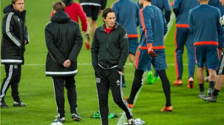 Leverkusens Trainer Roger Schmidt hofft gegen Barcelona auf ein Fußball-Wunder. 
