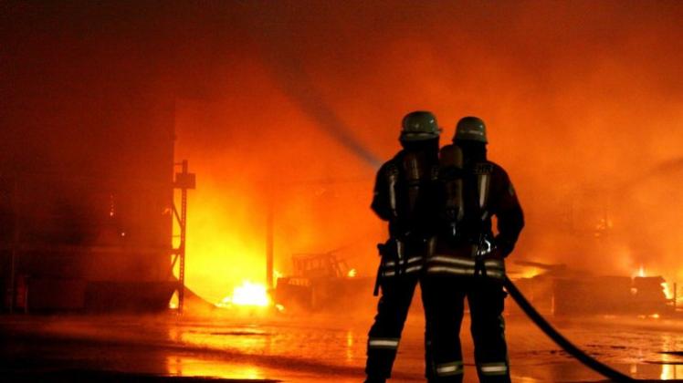 Die Einsatzkräfte waren Freitagnacht um 23.54 Uhr auf das Gelände des Betriebshofes an der Straße Am Alten Reitplatz zu dem Brand alarmiert worden.Symbolfoto: dpa