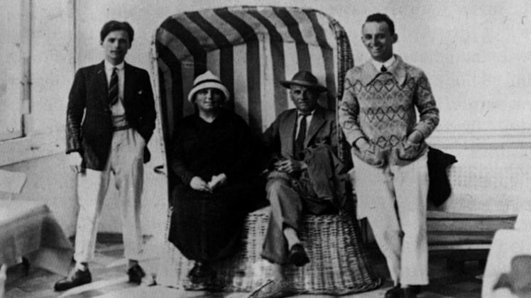 Felix Nussbaum, seine Eltern Philipp und Rahel, sein Bruder Justus (Bild von links) sowie Felix Nussbaums Frau Felka Platek sterben alle 1944 im Vernichtungslager Auschwitz.