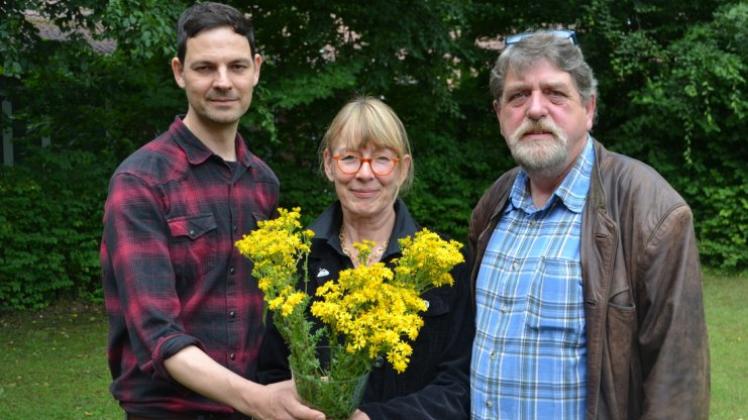 Das Äußere täuscht, wissen Marc Plitzko (von links), Rita Wolff und Hilmer Schumacher: Das Jakobs-Kreuzkraut ist giftig. 