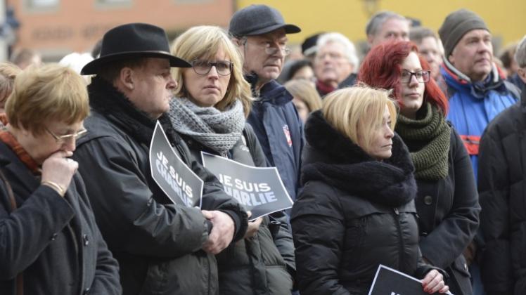 Am vergangenen Freitag beteiligten sich tausende Osnabrücker am Gedenken für die Opfer der Abschläge von Paris. Am Montag findet eine Protestdemonstration gegen die Pegida-Bewegung statt.  